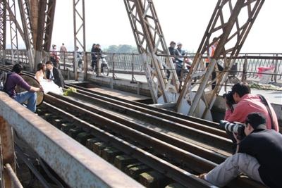 Xử lý việc chụp ảnh cưới trên đường tàu cầu Long Biên - 1 Xử lý việc chụp ảnh cưới trên đường tàu cầu Long Biên - 1