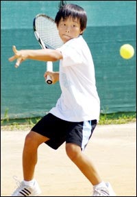 Cậu bé khiếm thính tỏa sáng ở giải Vô địch Tennis quốc tế - 1 Cậu bé khiếm thính tỏa sáng ở giải Vô địch Tennis quốc tế - 1