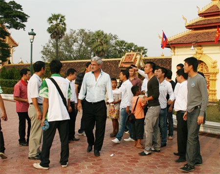 Thầy trò HLV Calisto đi chùa cầu may - 8 Thầy trò HLV Calisto đi chùa cầu may - 8