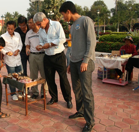 Thầy trò HLV Calisto đi chùa cầu may - 2 Thầy trò HLV Calisto đi chùa cầu may - 2