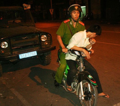 “Tiệc” bóng đá, lấy cớ đi “bão” - 4 “Tiệc” bóng đá, lấy cớ đi “bão” - 4
