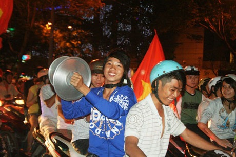 Đêm “nổi lửa” của giới trẻ Sài Thành - 18 Đêm “nổi lửa” của giới trẻ Sài Thành - 18