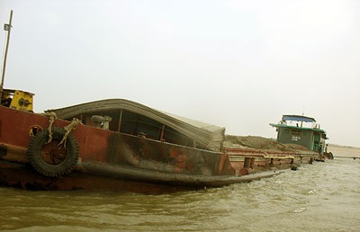 Hàng trăm tàu thuyền mắc cạn trên sông Hồng - 2