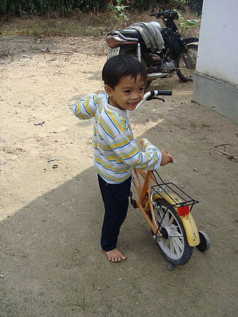 Xem “chú lính chì” một chân đi xe đạp, leo cây - 5