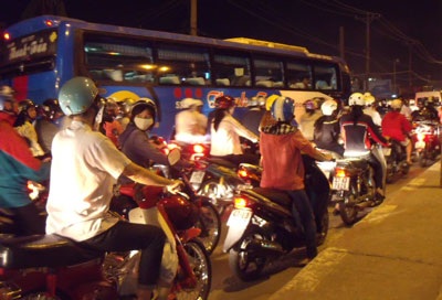 Rớt gối cầu Bình Triệu, giao thông hỗn loạn  - 2