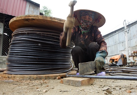 “Tự đầu độc” ở làng đồng nát  - 4