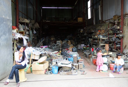 “Tự đầu độc” ở làng đồng nát  - 12