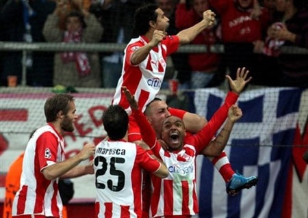 Arsenal “cứu” Olympiakos, Stuttgart lách khe cửa hẹp - 2