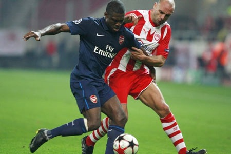 Arsenal “cứu” Olympiakos, Stuttgart lách khe cửa hẹp - 1
