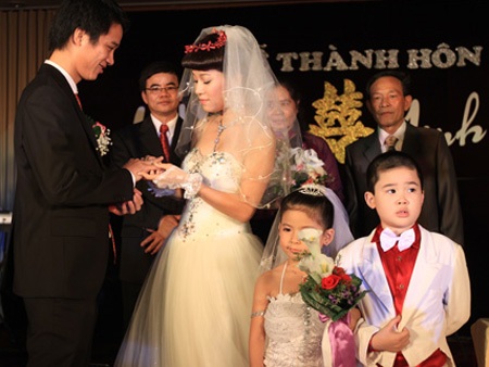 Lễ cưới lãng mạn của “Vàng Anh” Minh Hương - 8 Lễ cưới lãng mạn của “Vàng Anh” Minh Hương - 8