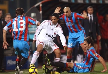 Ronaldinho được bầu chọn là cầu thủ xuất sắc nhất đầu thế kỷ 21 - 1 Ronaldinho được bầu chọn là cầu thủ xuất sắc nhất đầu thế kỷ 21 - 1