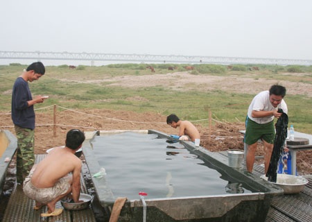 Doanh trại bộ đội dã chiến giữa bãi nổi sông Hồng - 8