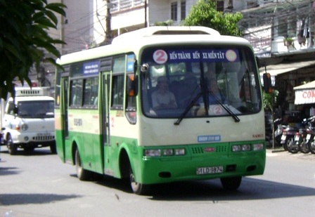 Xét lại quy định cấm quảng cáo trên thành xe  - 2