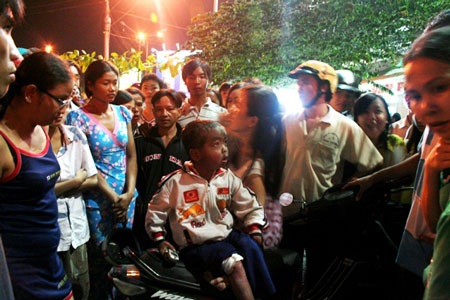 Vụ tai nạn thương tâm và sự thoát chết kì diệu của một bé trai - 1