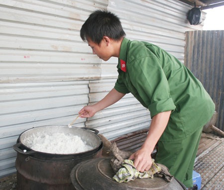 Doanh trại bộ đội dã chiến giữa bãi nổi sông Hồng - 11