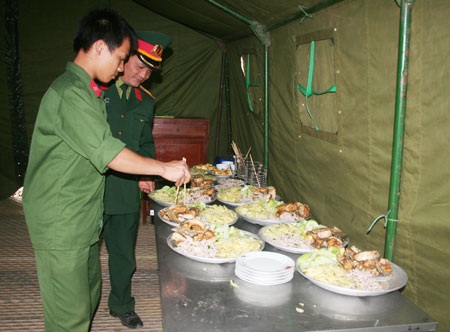 Doanh trại bộ đội dã chiến giữa bãi nổi sông Hồng - 12