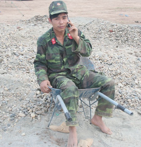 Doanh trại bộ đội dã chiến giữa bãi nổi sông Hồng - 7