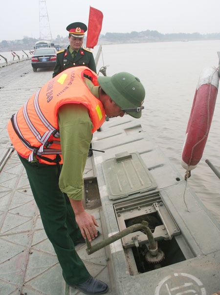 Doanh trại bộ đội dã chiến giữa bãi nổi sông Hồng - 3