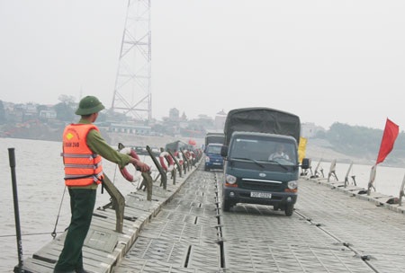 Doanh trại bộ đội dã chiến giữa bãi nổi sông Hồng - 2