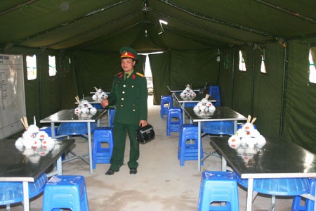 Doanh trại bộ đội dã chiến giữa bãi nổi sông Hồng - 13