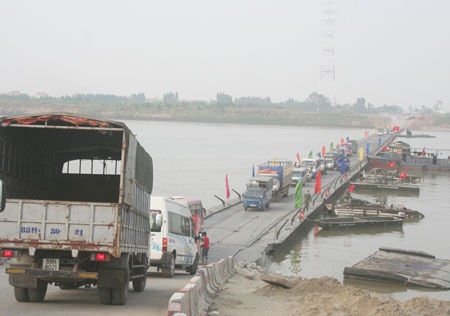 Doanh trại bộ đội dã chiến giữa bãi nổi sông Hồng - 1