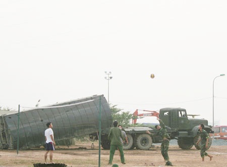 Doanh trại bộ đội dã chiến giữa bãi nổi sông Hồng - 6