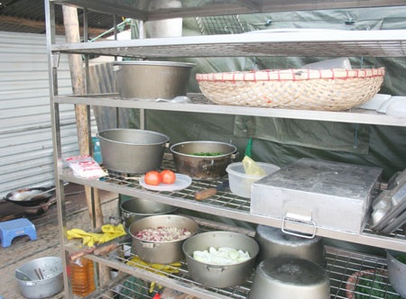 Doanh trại bộ đội dã chiến giữa bãi nổi sông Hồng - 9