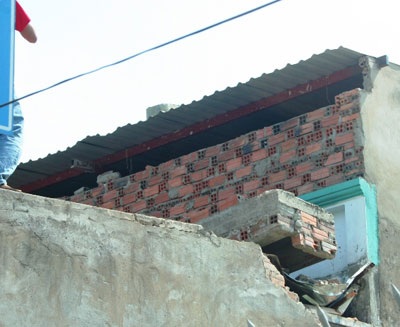 Sập máng nước, hai công nhân chết, chủ nhà gãy xương - 1