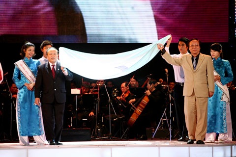 Bông sen vàng thuộc về phim “Đừng đốt” - 9 Bông sen vàng thuộc về phim “Đừng đốt” - 9
