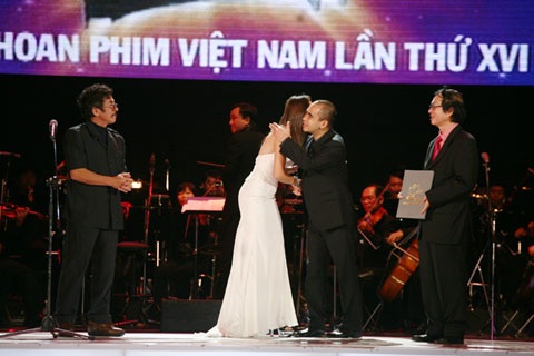 Bông sen vàng thuộc về phim “Đừng đốt” - 4 Bông sen vàng thuộc về phim “Đừng đốt” - 4