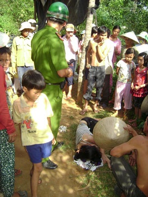 Một phụ nữ bị tiêm thuốc mê, trói chân tay vứt trong bụi cây - 1