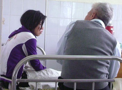 Bị bệnh hoang tưởng, người phụ nữ tự trói chân tay - 1