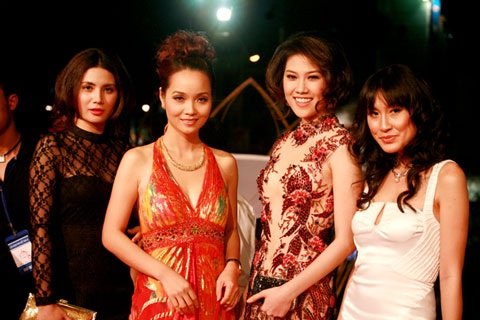 Đỗ Hải Yến “khoe” bạn trai trên thảm đỏ LHP Việt Nam - 12 Đỗ Hải Yến “khoe” bạn trai trên thảm đỏ LHP Việt Nam - 12