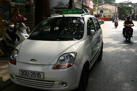 Taxi hất CSGT lên nắp capo, chạy qua nhiều phố - 1 Taxi hất CSGT lên nắp capo, chạy qua nhiều phố - 1