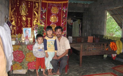 Cha tâm thần “nuôi” hai con thơ - 1 Cha tâm thần “nuôi” hai con thơ - 1