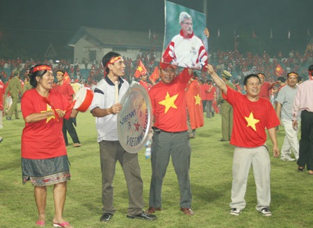 Khán giả tràn xuống sân chúc mừng U23 Việt Nam - 1