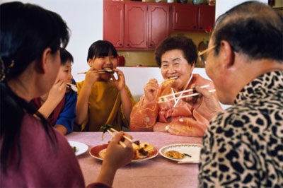 “Ăn chung, ăn riêng” trong gia đình hiện đại - 1