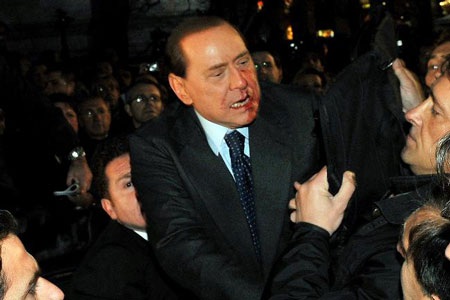 Thủ tướng Italia Berlusconi bị tấn công