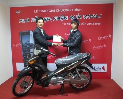 F-Mobile trao thưởng xe máy cho khách hàng may mắn - 2