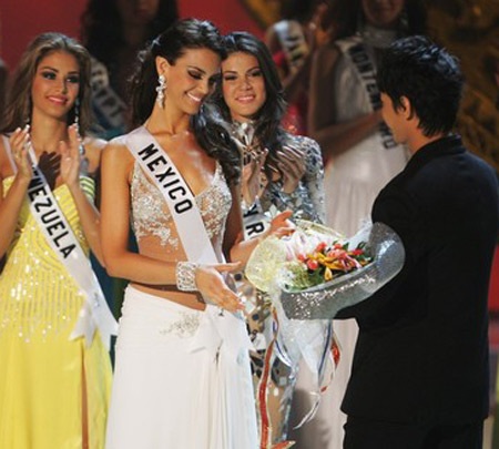 Váy tân Hoa hậu Thế giới “hao hao” váy Á hậu Hoàn vũ 2008 - 7