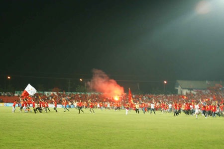 Khán giả tràn xuống sân chúc mừng U23 Việt Nam - 4