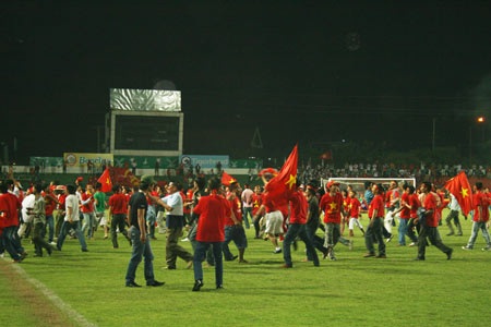 Khán giả tràn xuống sân chúc mừng U23 Việt Nam - 2