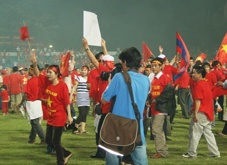 Khán giả tràn xuống sân chúc mừng U23 Việt Nam - 6