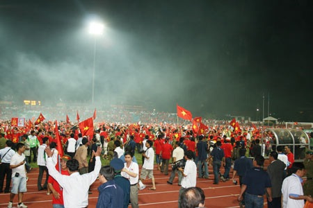 Khán giả tràn xuống sân chúc mừng U23 Việt Nam - 7