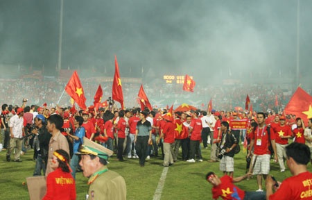 Khán giả tràn xuống sân chúc mừng U23 Việt Nam - 3