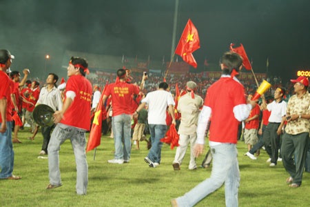 Khán giả tràn xuống sân chúc mừng U23 Việt Nam - 8