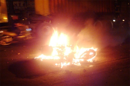 Tạm giữ “quái xế” đốt xe SH  - 1