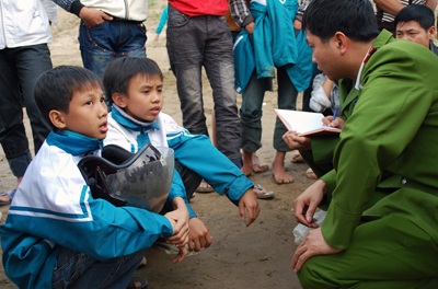 Chưa tìm thấy thi thể 5 học sinh bị sông Hồng cuốn trôi  - 2 Chưa tìm thấy thi thể 5 học sinh bị sông Hồng cuốn trôi  - 2