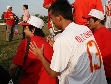 CĐV nhiệt thành tiếp “lửa” cho U23 Việt Nam - 4 CĐV nhiệt thành tiếp “lửa” cho U23 Việt Nam - 4