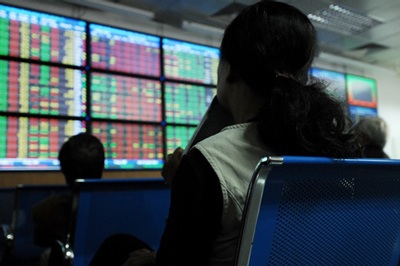 Hai sàn mất điểm cuối phiên - 1 Hai sàn mất điểm cuối phiên - 1